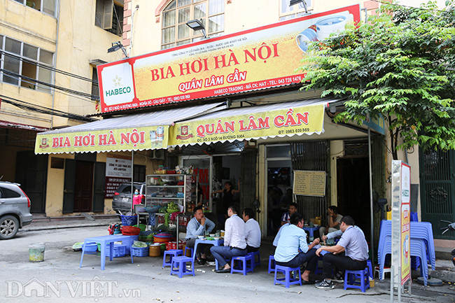 Không chỉ các nhà hàng, quán bia lớn ngoài phố mà ngay cả các quán nhỏ trong ngõ cũng đông khách.