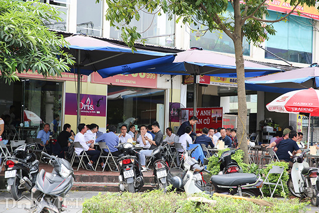Tuy nhiên, thực tế ghi nhận lúc 12h trưa ngày 24/3 vẫn còn tình trạng tập trung đông người ăn nhậu ở các nhà hàng trên địa bàn TP.Hà Nội.