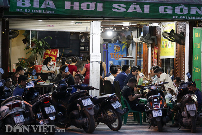 Anh Hùng (Ba Đình) chia sẻ: “Dịch bệnh thì cũng sợ thật đấy nhưng tôi vẫn cảm thấy an toàn khi đi ăn uống bên ngoài”.