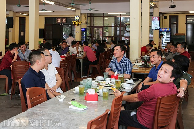 Anh Ba (quản lý nhà hàng bia tại phố Trung Kính) cho biết: “Do ảnh hưởng của dịch bệnh Covid-19 nên doanh thu của nhà hàng chúng tôi đã giảm 80% và chúng tôi cũng đã phải cắt giảm 70% số lượng nhân viên”.