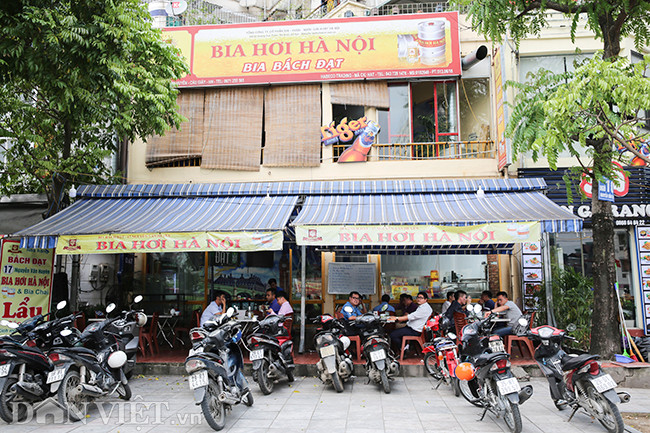 “Nhà hàng cũng có một số khuyến cáo và biện pháp đối với khách đến ăn uống như; rửa tay sát khuẩn trước khi vào, nhân viên 100% đeo khẩu trang, nhắc nhở khách hạn chế tối đa việc đi giao lưu giữa các bàn với nhau", anh Ba nói thêm.