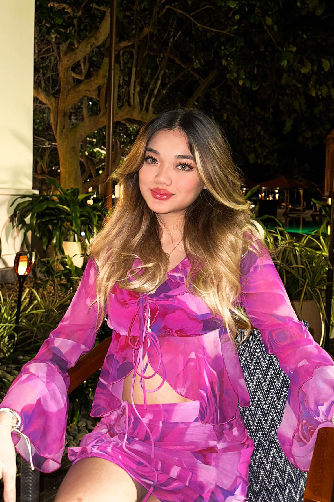 Bước sang tuổi 18, con gái thứ hai của Mỹ Lệ có chiều cao gần 1,7 m, thân hình phổng phao. Trong những bức hình được mẹ chia sẻ, cô thỉnh thoảng dùng hàng hiệu.