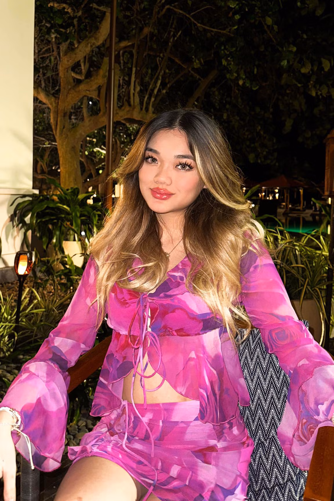 Bước sang tuổi 18, con gái thứ hai của Mỹ Lệ có chiều cao gần 1,7 m, thân hình phổng phao. Trong những bức hình được mẹ chia sẻ, cô thỉnh thoảng dùng hàng hiệu.