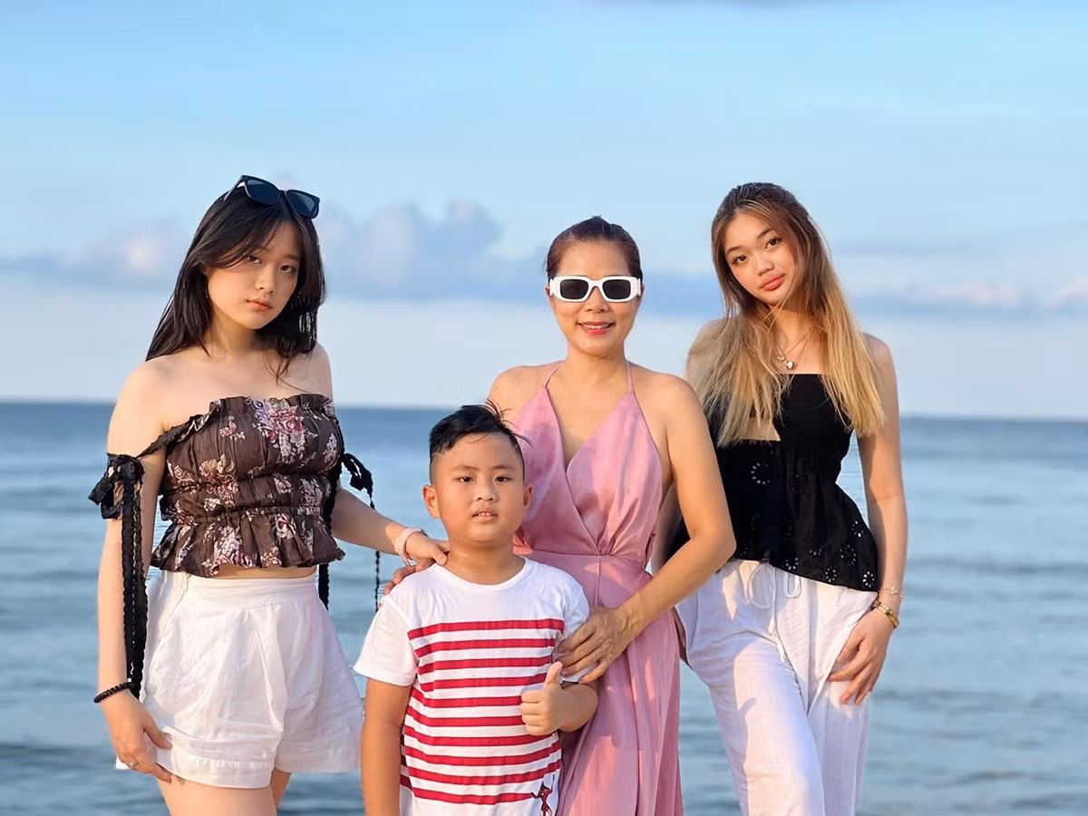 Đứng cạnh mẹ, Jennifer Ngô cho thấy chiều cao vượt trội.