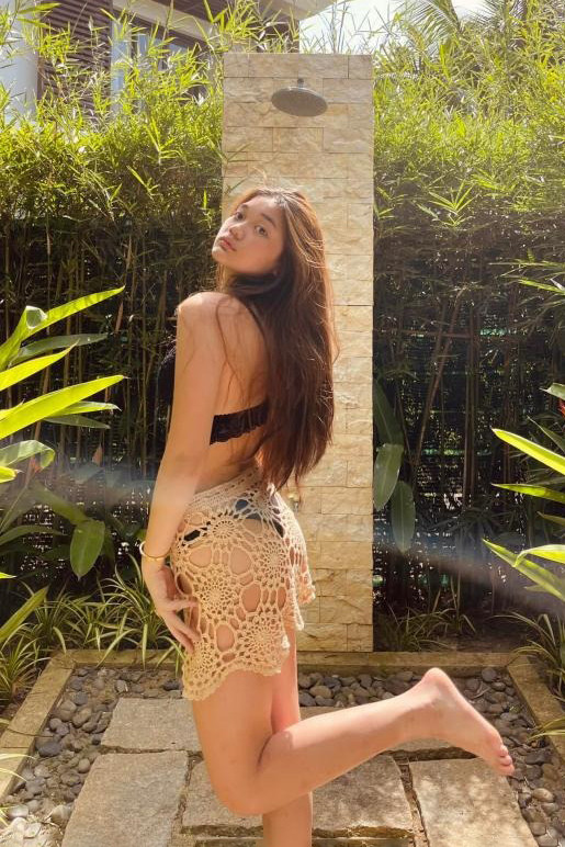 Con gái Mỹ Lệ cao 1m70 sở hữu gương mặt góc cạnh, đôi môi dày quyến rũ cùng làn da nâu rám nắng hơi hướng Latinh.