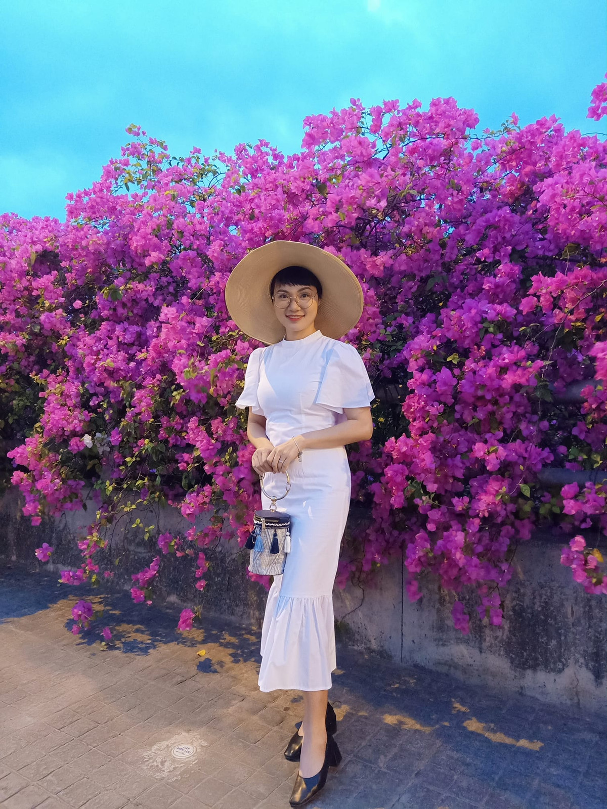 Tới đây chụp ảnh các bạn nên lưu ý dừng, đỗ xe gọn gàng bởi bên dưới lòng cầu lượng xe qua lại cực kỳ đông đúc, tránh làm cản trở giao thông.