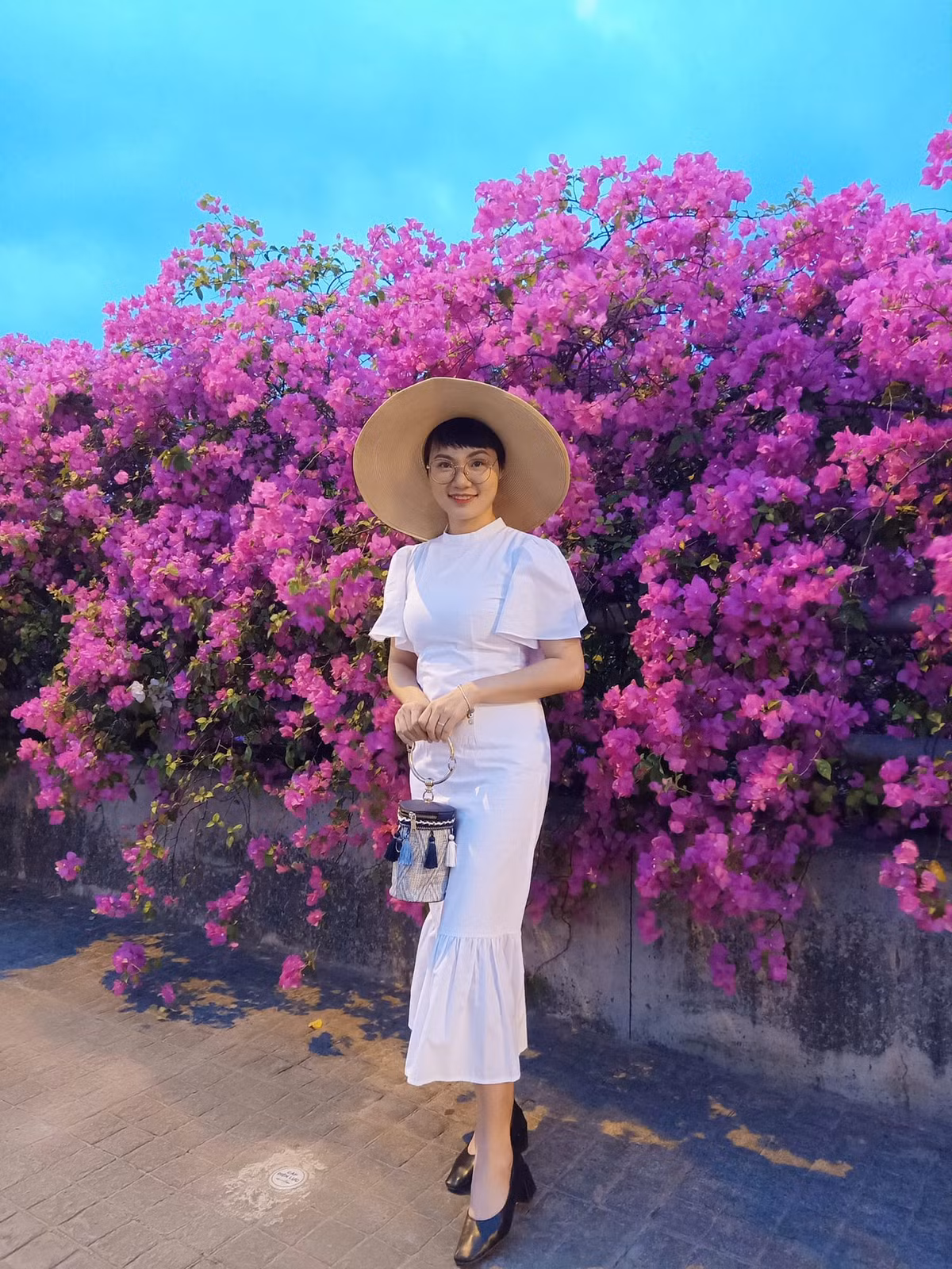 Tới đây chụp ảnh các bạn nên lưu ý dừng, đỗ xe gọn gàng bởi bên dưới lòng cầu lượng xe qua lại cực kỳ đông đúc, tránh làm cản trở giao thông.