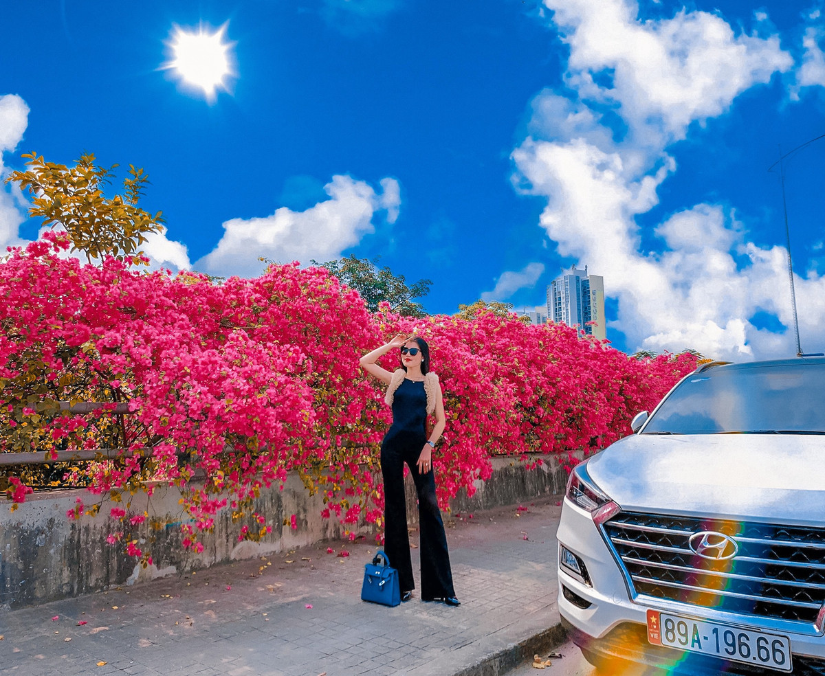 Tới đây chụp ảnh nên diện trang phục đơn sắc, càng đơn giản càng đẹp tránh bị rối mắt hay lẫn luôn vào đám hoa giấy.