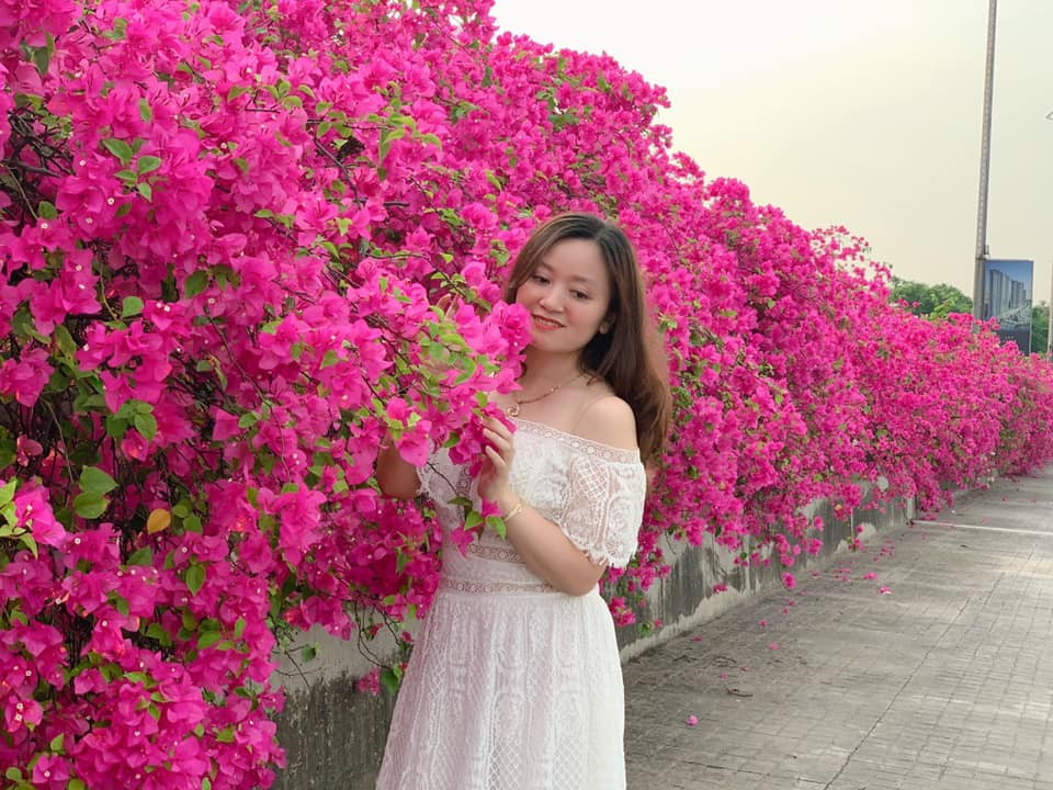 Tất nhiên, bên ngoài, màu hoa giấy không được đậm và đẹp như trên hình nên phải cần những "bàn tay" chỉnh ảnh khéo léo một chút, đảm bảo sẽ ưng ý, không mất sức đi rõ xa để chụp hình mà thành quả không ra đâu vào đâu.