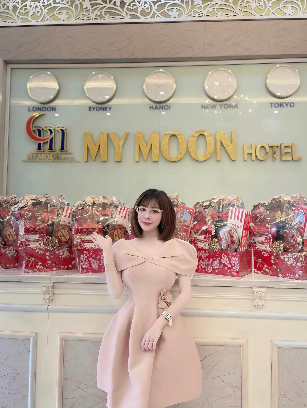 Ngoài ra, cô cùng có công việc kinh doanh riêng khi sở hữu một loạt các khách sạn lớn mang thương hiệu My Moon Hotel.