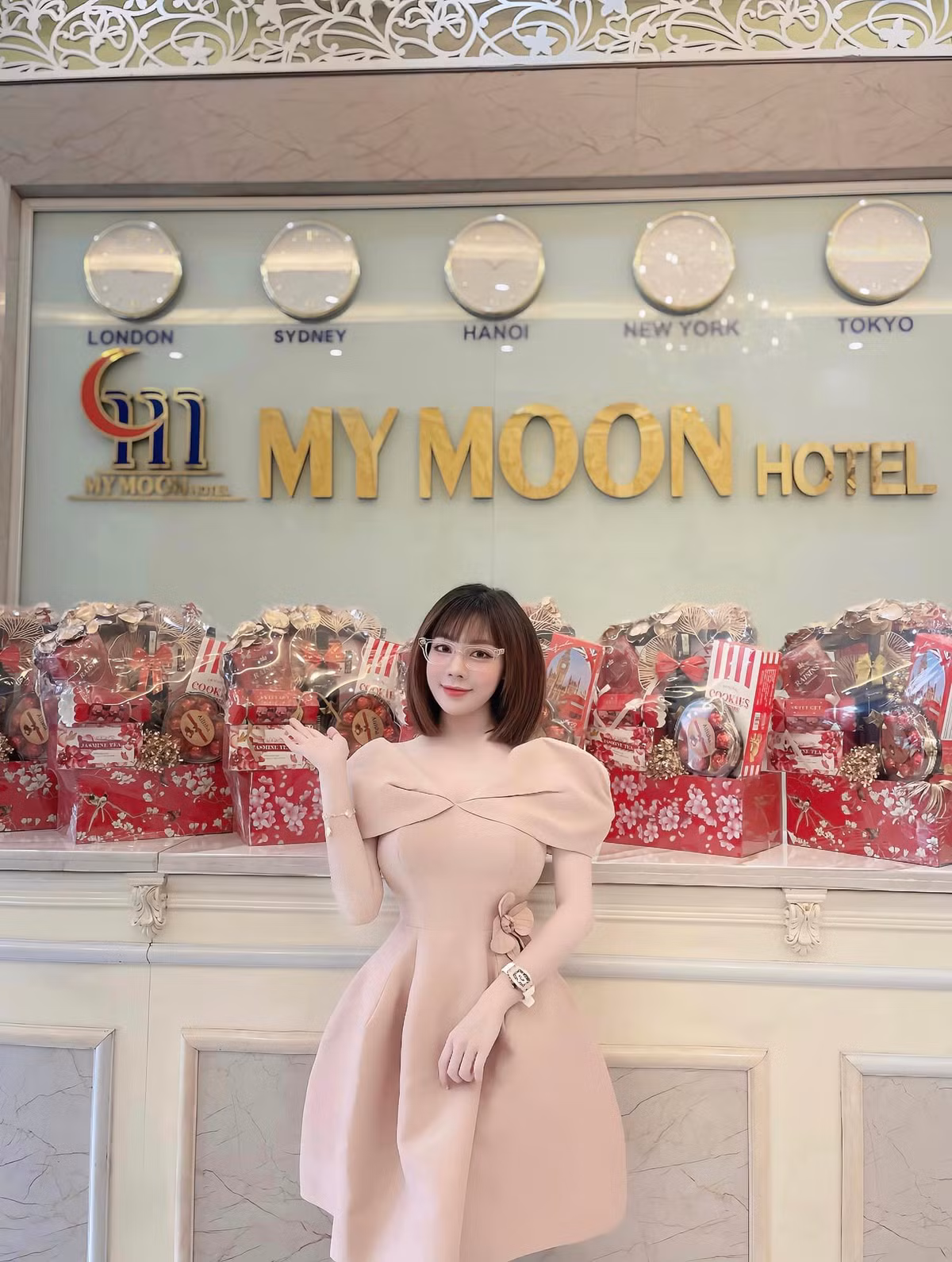 Ngoài ra, cô cùng có công việc kinh doanh riêng khi sở hữu một loạt các khách sạn lớn mang thương hiệu My Moon Hotel.