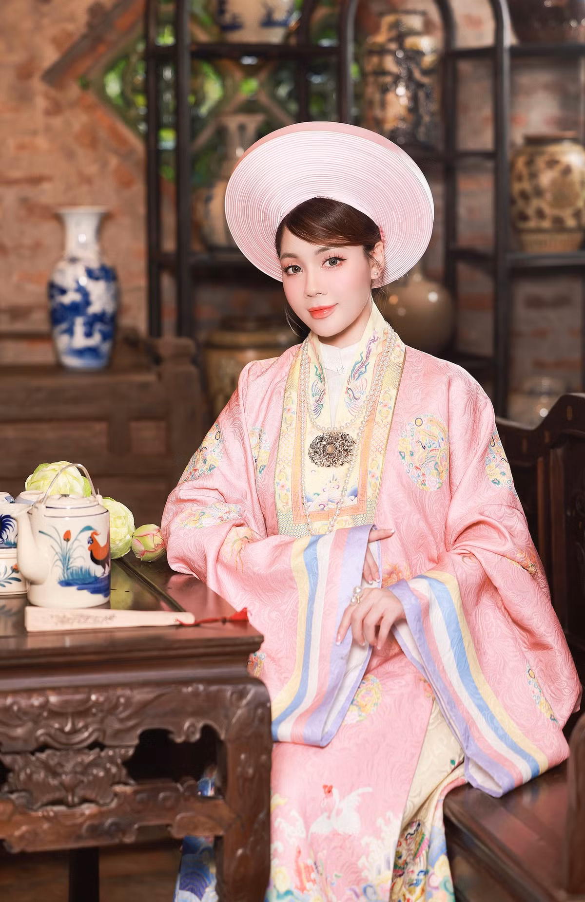 Hiện tại cô đang là giảng viên trường Đại học Ngoại ngữ, Đại học Quốc gia Hà Nội.