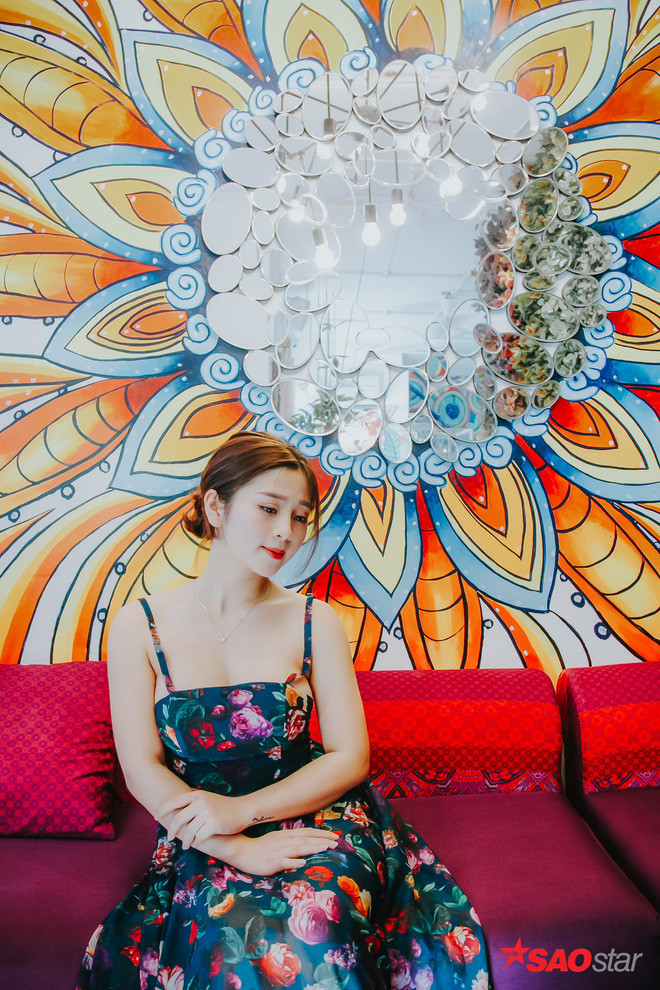 Những động tác múa côn nhị khúc chuyên nghiệp, khỏe khoắn khiến cô nàng được gán biệt danh "hot girl múa côn" hoặc "Lý Tiểu Long nữ".