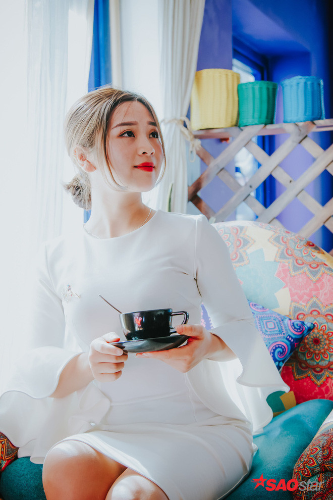 Trần Thị Hậu, nickname là Bông Trần, sinh năm 1999 tại Móng Cái, Quảng Ninh. Bông Trần lần đầu tiên được biết đến qua clip múa côn nhị khúc điêu luyện, đăng tải trên trang cá nhân vào tháng 7/2017.