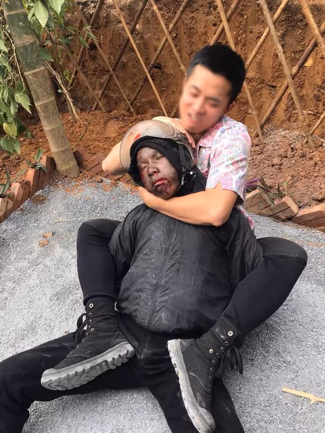 Trò đùa bất chấp này hiện đang gây tranh cãi trên cộng đồng mạng. Bên cạnh những ý kiến phản đối, một số thanh niên cho rằng đây chỉ là trò đùa vui, nhìn con gà nhựa trên tay và khuôn mặt gây hài của thanh niên thì ai cũng biết.