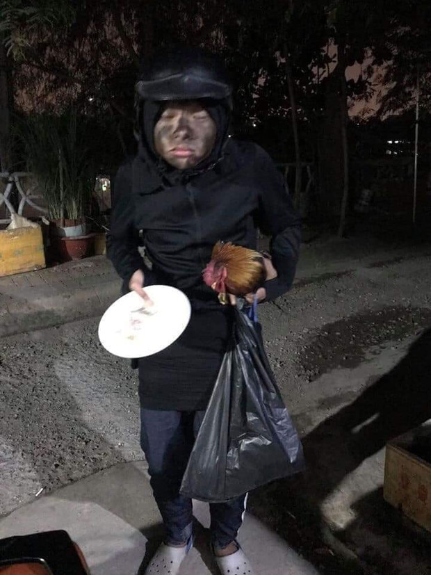 Ngay sau khi được đăng tải, những bức ảnh cosplay câu like này thu hút sự quan tâm của cộng đồng mạng. Rất nhiều người tỏ ra vô cùng bức xúc vì trò đùa không phải lối này. "Trong khi mọi người đang hoang mang sợ hãi thì đi đùa cái kiểu này để ra đường doạ trẻ con à? Chưa biết chừng nhiều người không hiểu lại lôi ra đánh cho" - Facebooker có tên H.N bình luận.