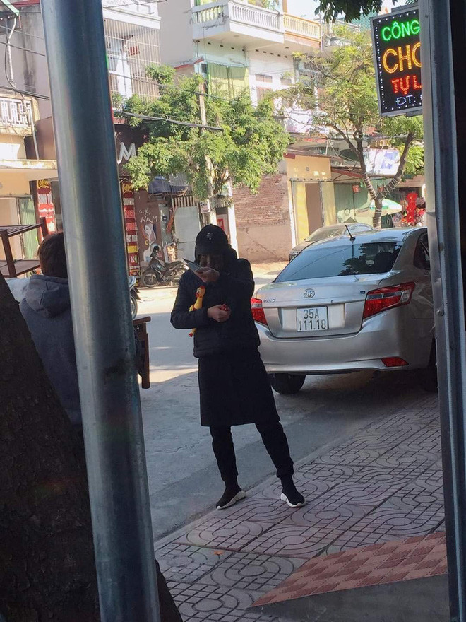 Thay vì cầm đầu gà và đi ủng, nam thanh niên cầm theo chú gà đồ chơi và đi đôi giày trị giá 15 triệu. Thế nhưng không phải ai cũng biết đây chỉ là màn đùa quá trớn.