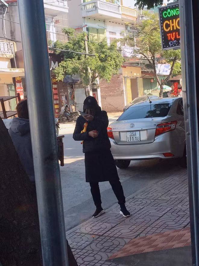 Thay vì cầm đầu gà và đi ủng, nam thanh niên cầm theo chú gà đồ chơi và đi đôi giày trị giá 15 triệu. Thế nhưng không phải ai cũng biết đây chỉ là màn đùa quá trớn.