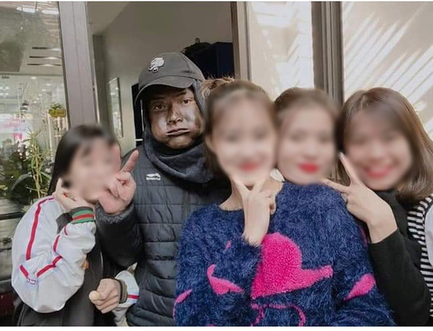 Thậm chí thanh niên này còn hồn nhiên chụp ảnh "tự sướng" với nhiều người để khoe ra trò "nghịch ngu" của mình.