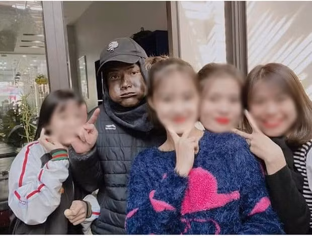 Thậm chí thanh niên này còn hồn nhiên chụp ảnh "tự sướng" với nhiều người để khoe ra trò "nghịch ngu" của mình.