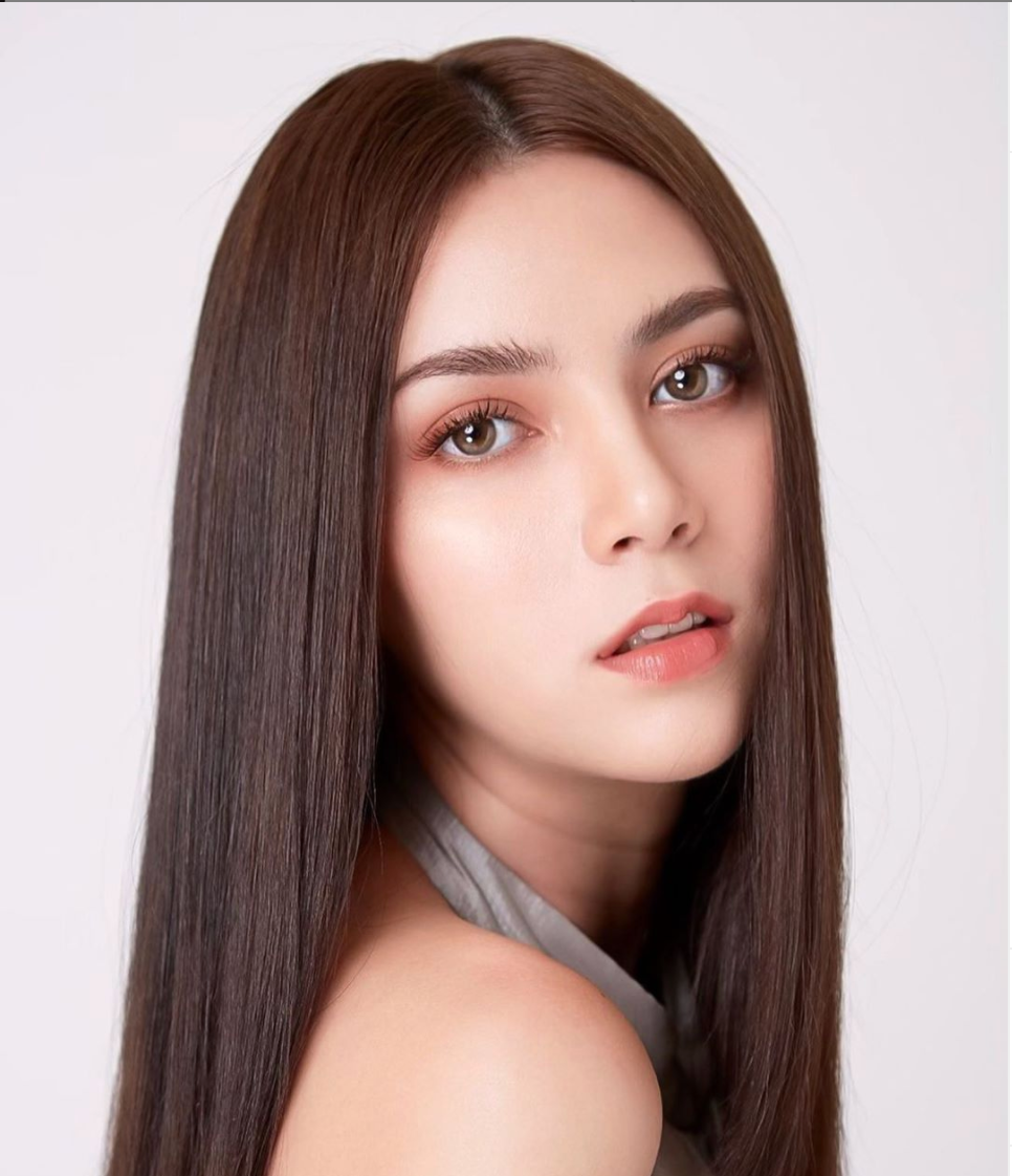 Kanyarat Kattiya mang hai dòng máu Thái Lan - Thuỵ Sĩ. Chính vì vậy, khuôn mặt của cô nàng là sự hoà quyện giữa vẻ đẹp Á và Âu.