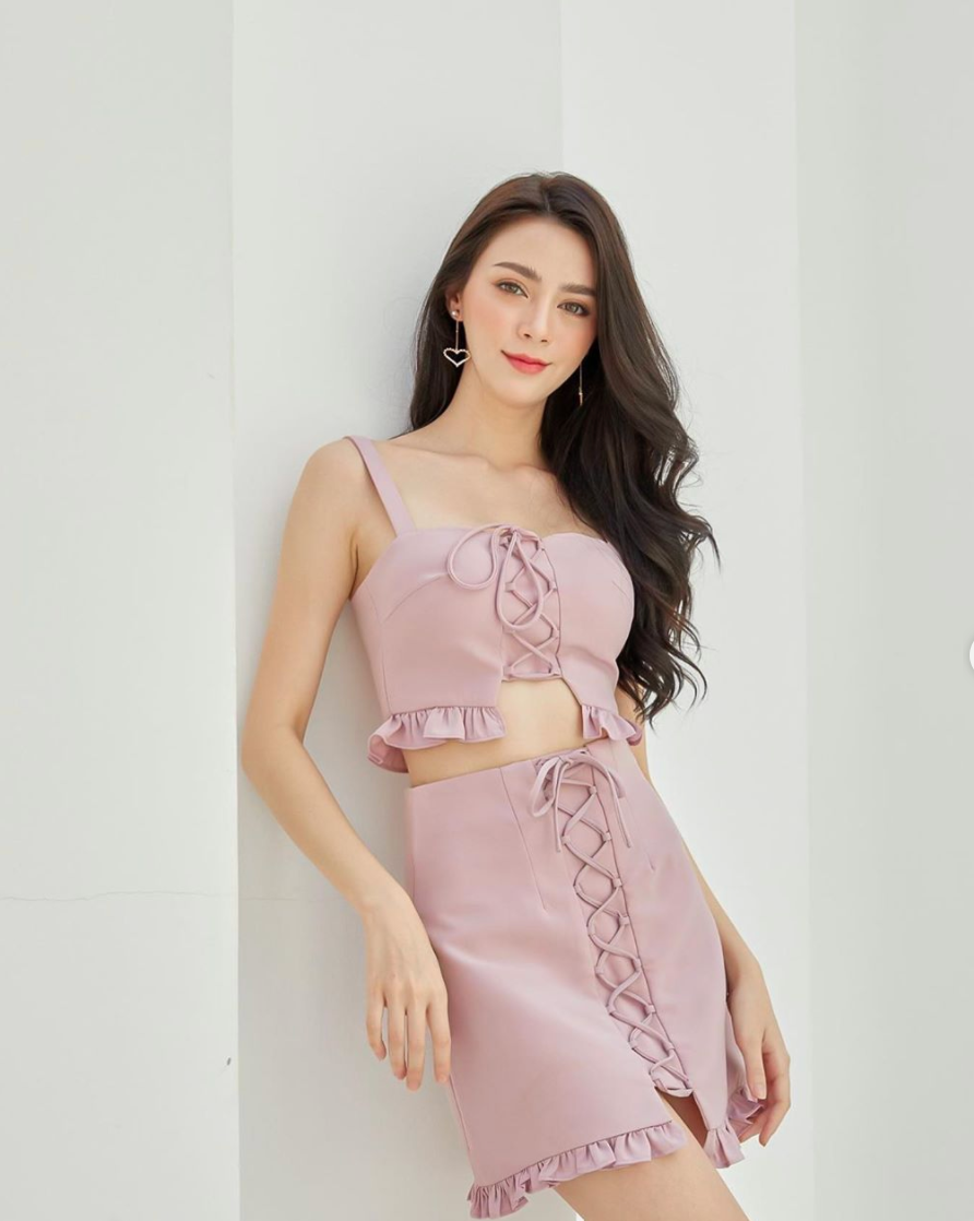 Kanyarat từng là sinh viên Đại học Rangsit, chuyên ngành Thiết kế thời trang.