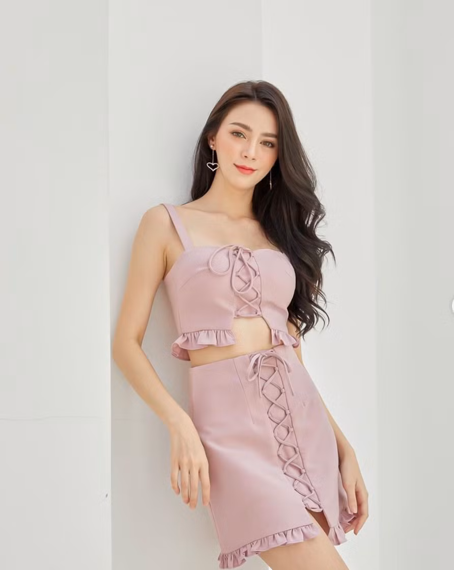 Kanyarat từng là sinh viên Đại học Rangsit, chuyên ngành Thiết kế thời trang.