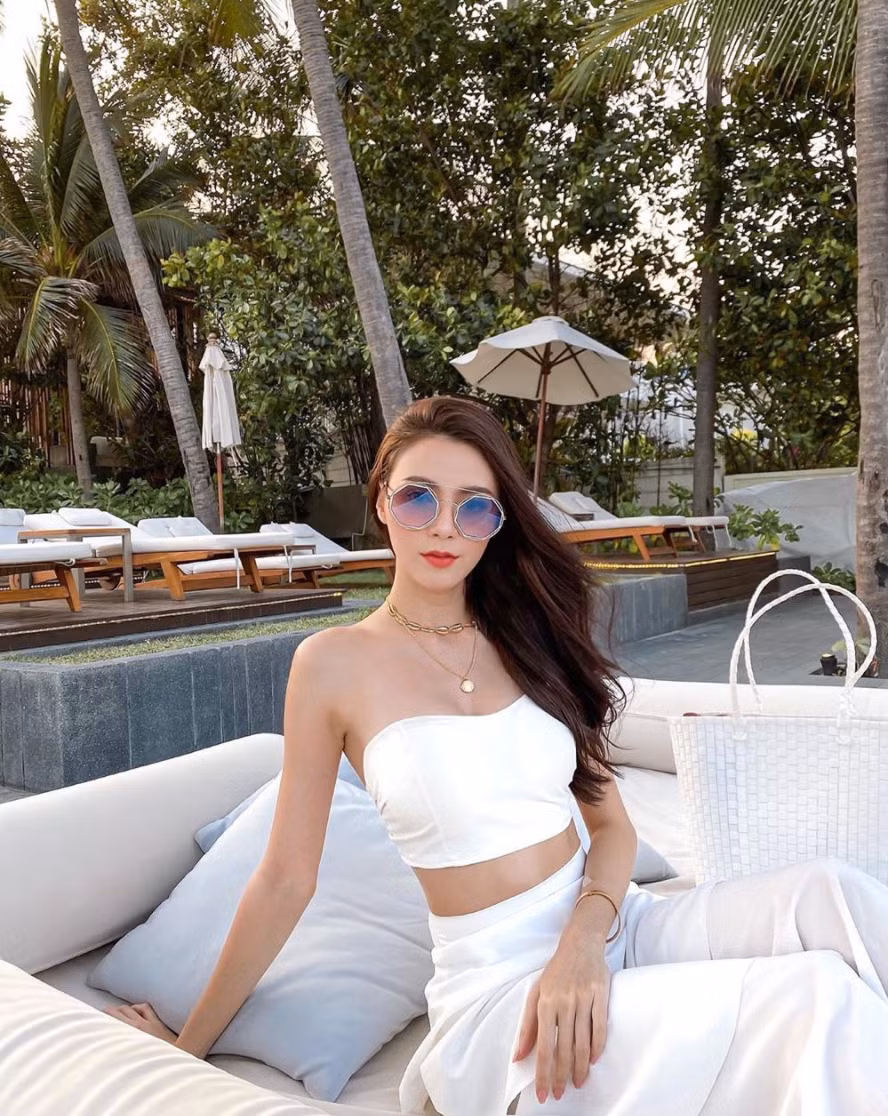 Nhiều người từng hợp tác với Kanyarat cho biết phong cách làm việc của người đẹp cực kỳ chuyên nghiệp. Cô biết cách tạo dáng và làm bầu không khí trở nên thoải mái.