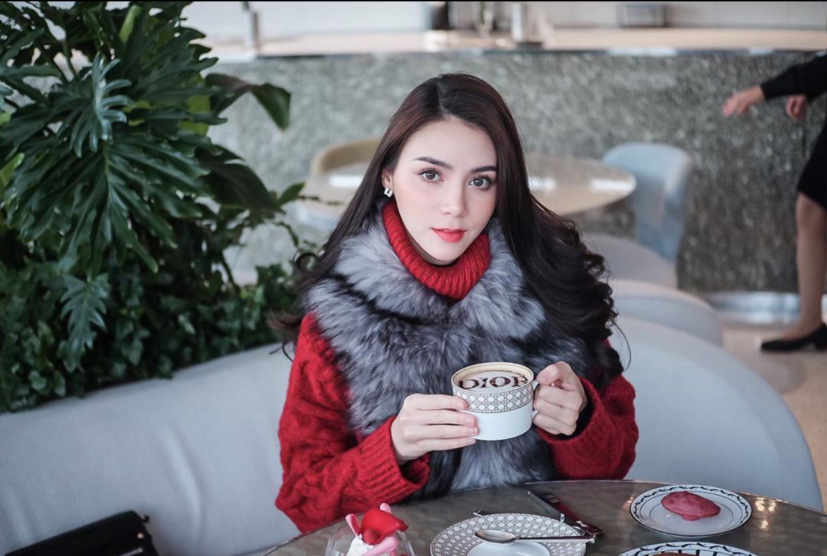 Với lợi thế về ngoại hình, bông hồng lai Thái Lan sớm nổi tiếng trên mạng xã hội. Cô được rất nhiều các thương hiệu thời trang mời hợp tác, làm mẫu ảnh.