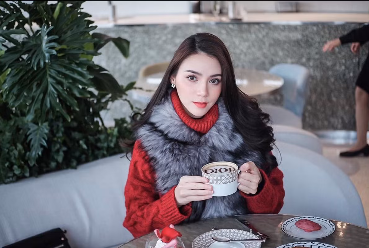 Với lợi thế về ngoại hình, bông hồng lai Thái Lan sớm nổi tiếng trên mạng xã hội. Cô được rất nhiều các thương hiệu thời trang mời hợp tác, làm mẫu ảnh.