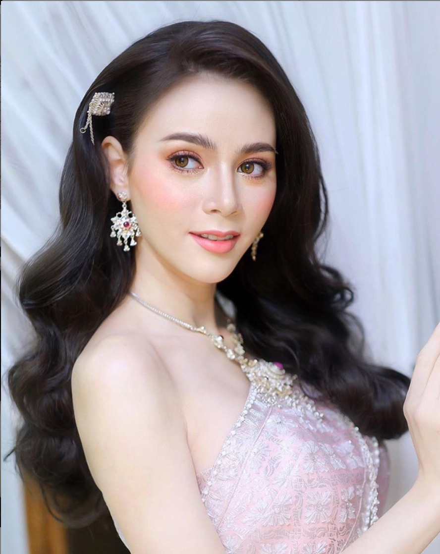 Cô nàng thường xuyên diện những bộ trang phục bó sát, khoe trọn đường cong cơ thể.