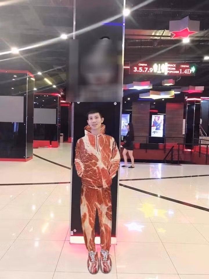 Thịt lợn tăng giá nên việc diện được cả bộ trang phục hình miếng thịt cực ton-sur-ton này là minh chứng rõ nhất cho việc nhà chả có gì ngoài điều kiện. Dự đoán xu hướng thời trang này sẽ kéo dài đến khi nào giá thịt lợn giảm đi.