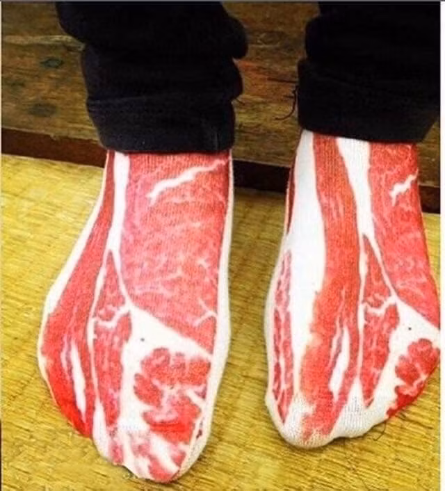 Không chỉ có quần áo, tất hình thịt lợn cũng được giới "con nhà giàu" ưa chuộng trong thời điểm này.