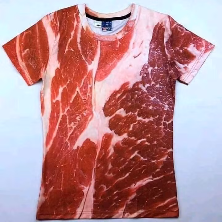 Không chỉ có áo khoác, áo phông cũng được in hình miếng thịt lợn để kịp bắt trend.