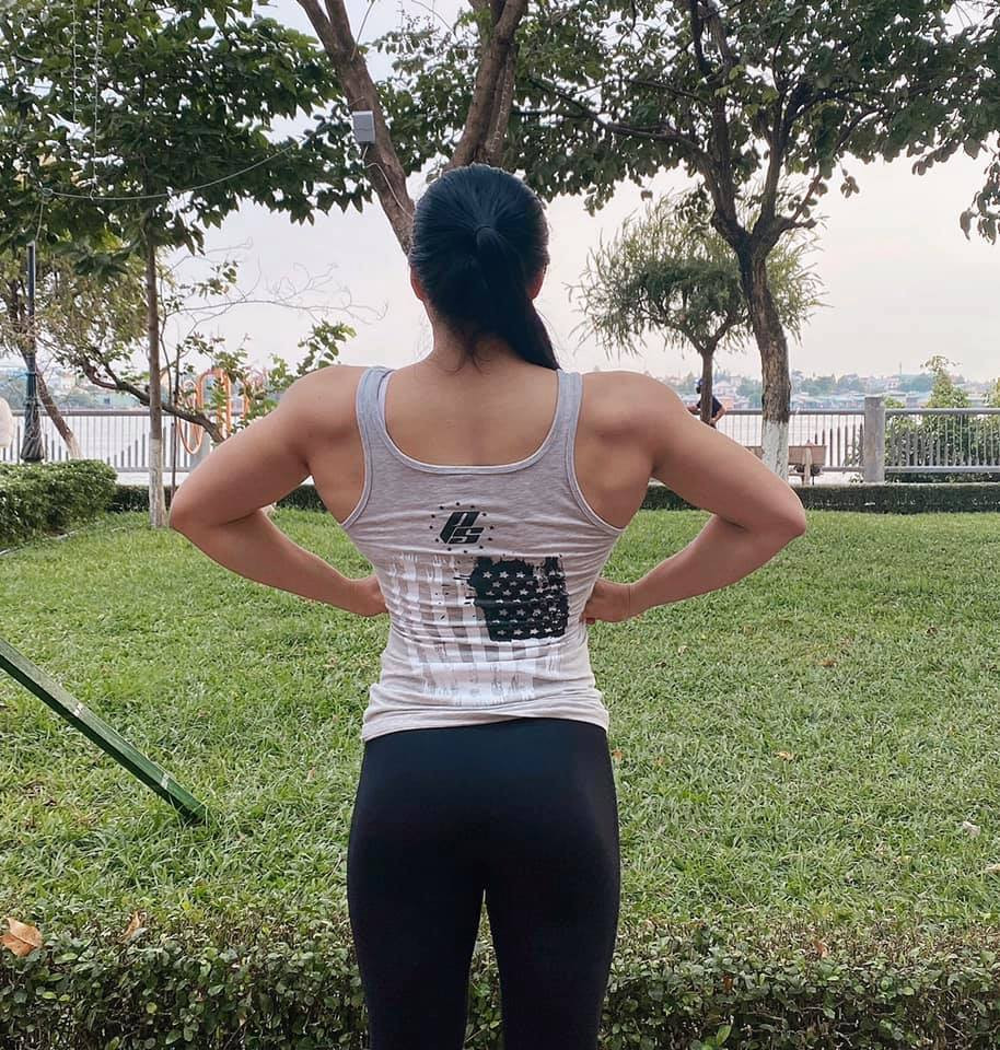 Trước đây, chỉ với một bức hình chụp tại quán trà sữa, Ny Ny Trần đã nhanh chóng trở thành hiện tượng mạng, được nhiều người quan tâm và quyết truy lùng bằng được thông tin người đẹp. Bởi lẽ, việc con gái sở hữu cơ bắt cuồn cuộn “ăn đứt” đấng mày râu khiến nhiều người kinh ngạc, tò mò.