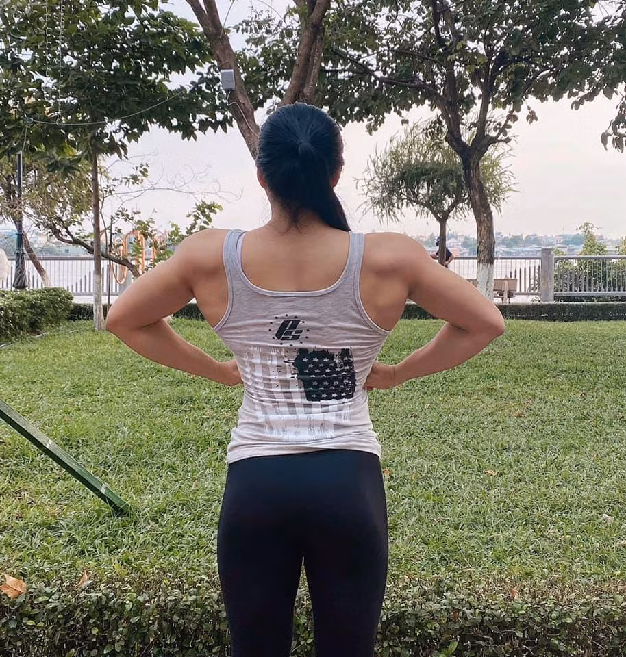 Trước đây, chỉ với một bức hình chụp tại quán trà sữa, Ny Ny Trần đã nhanh chóng trở thành hiện tượng mạng, được nhiều người quan tâm và quyết truy lùng bằng được thông tin người đẹp. Bởi lẽ, việc con gái sở hữu cơ bắt cuồn cuộn “ăn đứt” đấng mày râu khiến nhiều người kinh ngạc, tò mò.