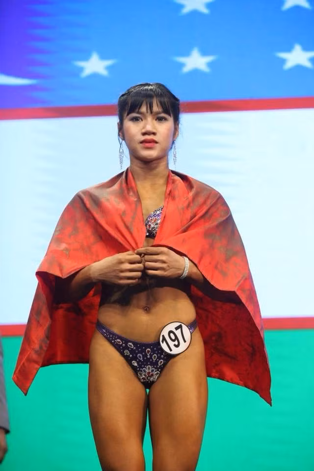 Thay vì sở hữu vóc dáng mỏng manh “mình hạc xương mai” như những cô gái khác, “búp bê cơ bắp Việt Nam” khiến nam nhi cũng phải ghen tị vì thân hình săn chắc không chút mỡ thừa. Thật ra, Ny Ny Trần không chỉ làm huấn luyện viên cá nhân tại phòng gym mà còn là vận động viên thể hình đã từng “chinh chiến” nhiều cuộc thi và “rinh” về không ít giải thưởng.