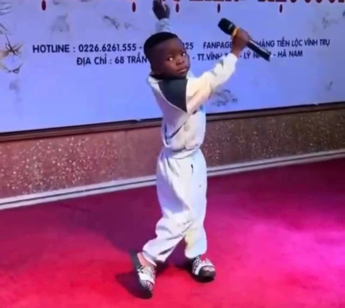 Ngay từ những hình ảnh ở sân bay, thông tin Lôi con đến Việt Nam đã khiến cho rất nhiều người quan tâm, sao sát cả hành trình bay để được đón cậu bé. Trong chuyến bay từ Angola về Việt Nam, Quang Linh suýt bị hải quan sân bay giữ lại vì Lôi con bỗng dưng quên hết tiếng mẹ đẻ mà bắn ra 1 tràng tiếng Việt gây nghi ngờ. Hậu quả là cả team phải book chuyến bay khác để về Việt Nam sau khi làm rõ mọi vấn đề với phía hải quan.