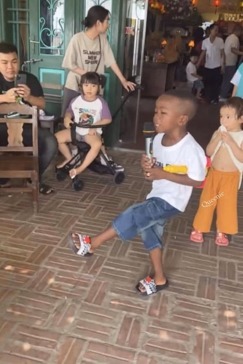 Hành trình di chuyển của team Quang Linh cùng cậu bé Lôi con được cập nhật thường xuyên, rất nhiều người đã tìm đến để được chụp ảnh check-in cùng với "idol".