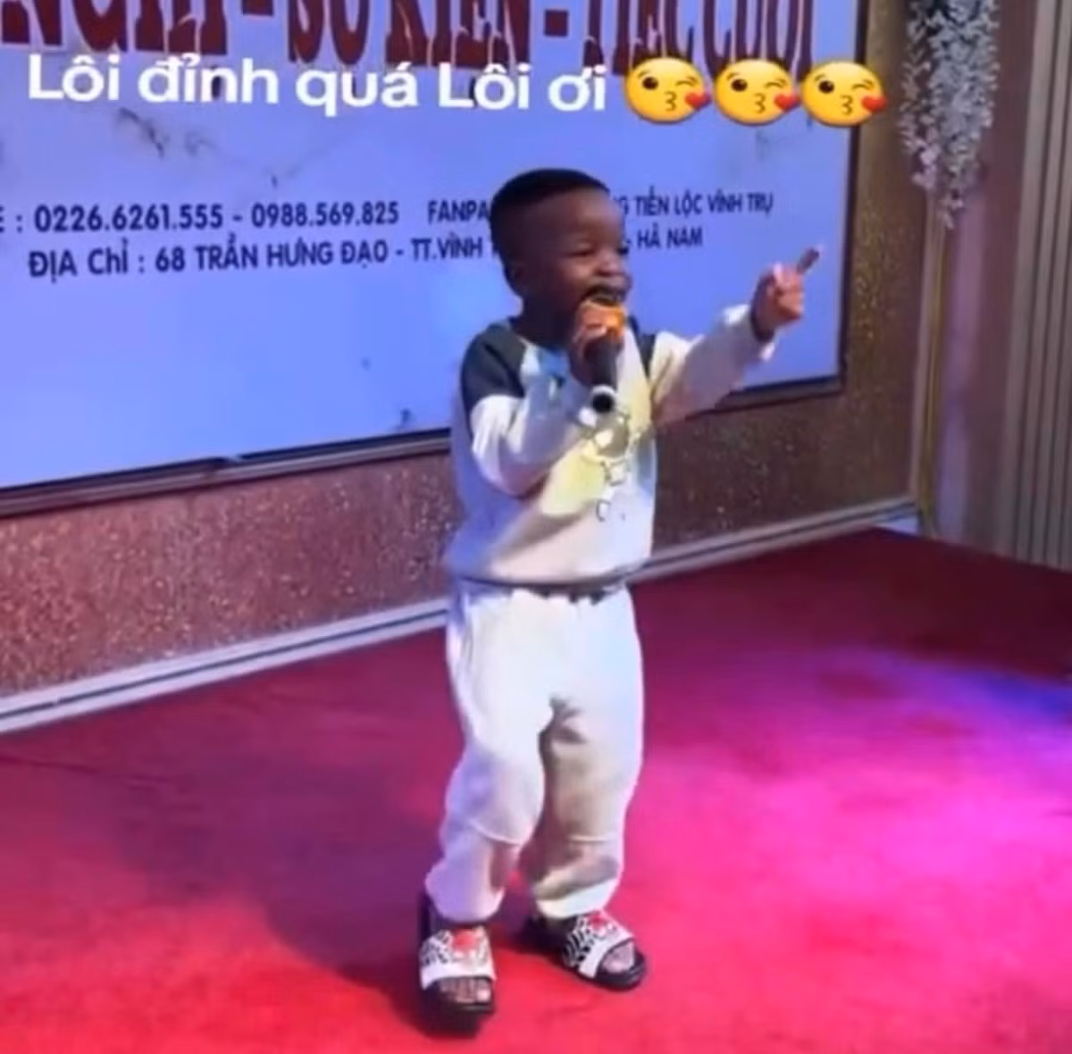 Cậu bé còn được yêu quý vì sự thông minh, lém lỉnh nhưng cũng rất hiểu chuyện. Vì sống cùng với team châu Phi từ bé nên Lôi con nói tiếng Việt rất sõi, thuộc làu làu nhiều bài hát tiếng Việt.