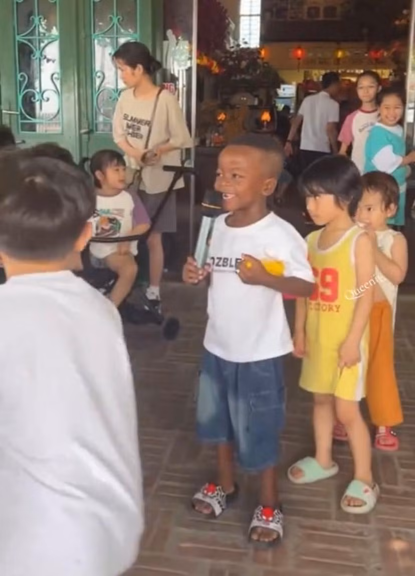 Lôi con không hề sợ hãi, rón rén mà rất dạn dĩ, tự tin.