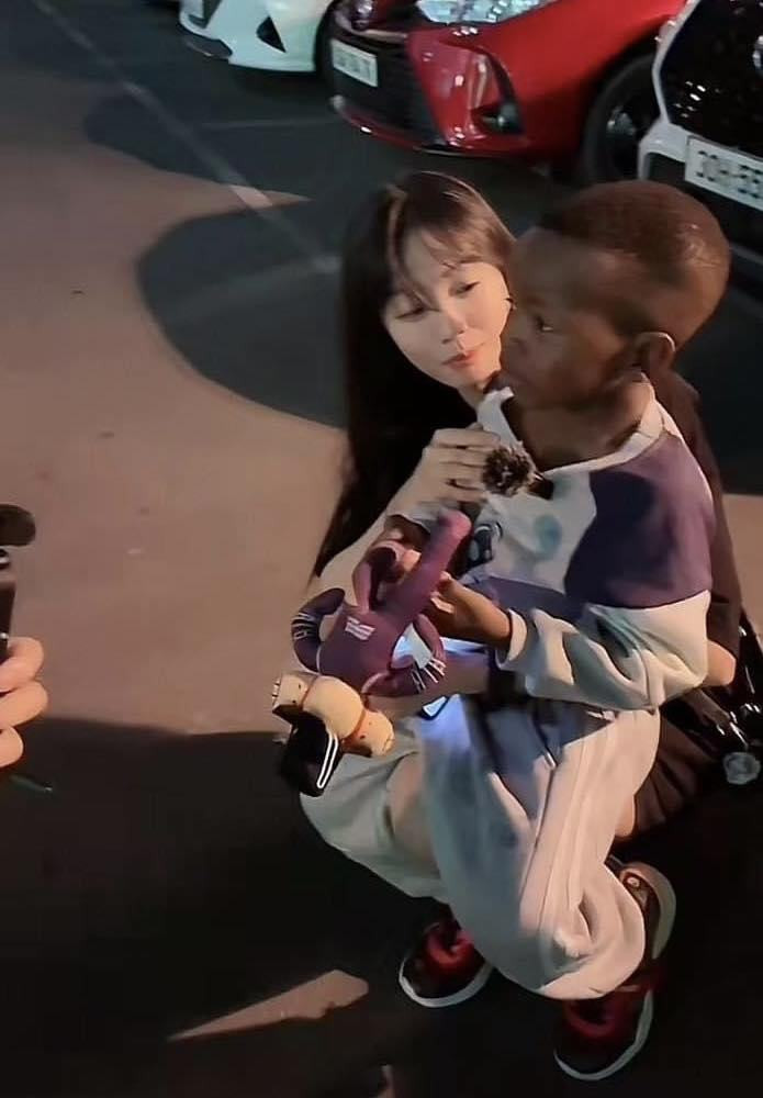 Quang Linh đã có ý định đưa Lôi con về Việt Nam chơi từ năm ngoái, thế nhưng do vướng về mặt giấy tờ nên ý định đó vẫn chưa thực hiện được. Mới đây, Quang Linh đăng tải video chia sẻ mình cùng thành viên trong team và đặc biệt là cậu bé Lôi con ra sân bay về Việt Nam.