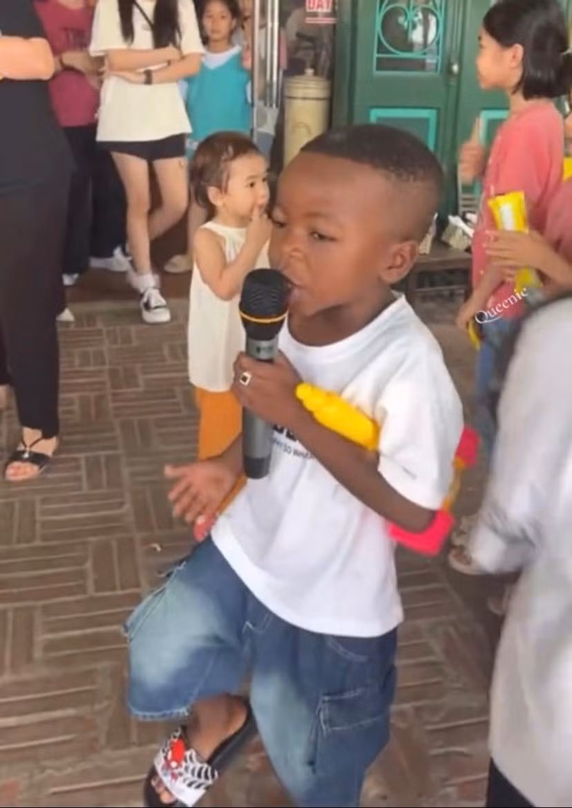 Biểu cảm khi cầm mic hát của Lôi khiến nhiều người không khỏi bật cười vì cậu chàng rất đắm chìm vào bài hát, những biểu cảm cũng cực kỳ đáng yêu.