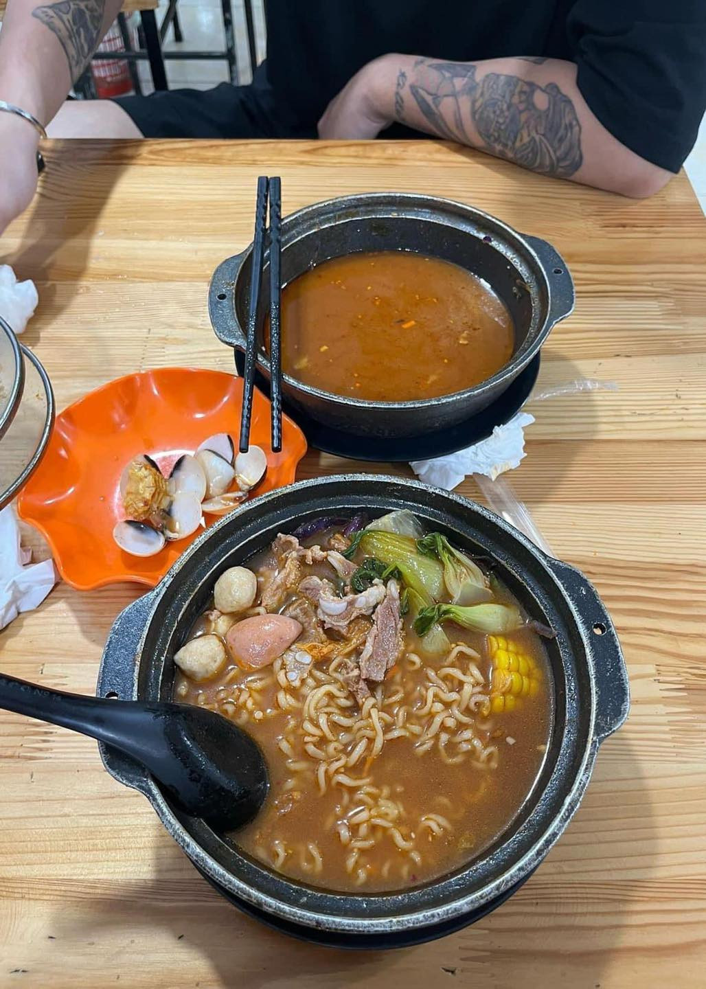 Cảnh 1 người ăn, một người chờ quá quen thuộc...