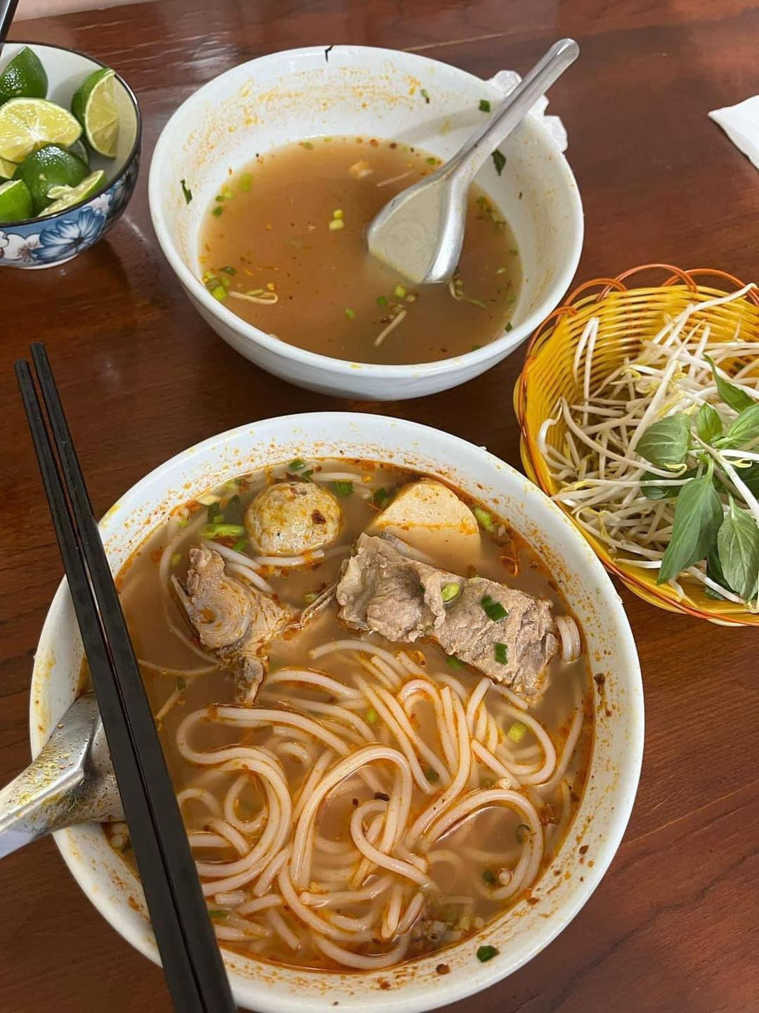 Một bát vẫn đầy bún, còn 1 bát đã hết nhẵn.