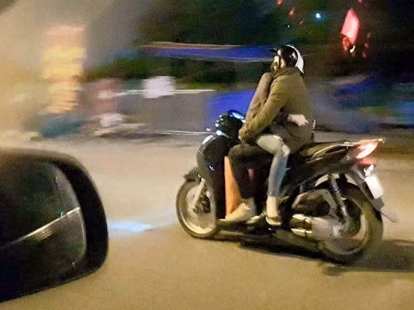 So khiep via voi phong cach di xe may cua cac cap doi yeu nhau