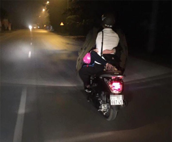 Nhiều cô nàng còn ngồi ra phía trước, quay ngược lại ôm khi người yêu đang điều khiển xe máy. Không hiểu ý nghĩa của hành động này là muốn "chơi trội", tạo nét hay là cách thể hiện tình cảm nồng nhiệt.