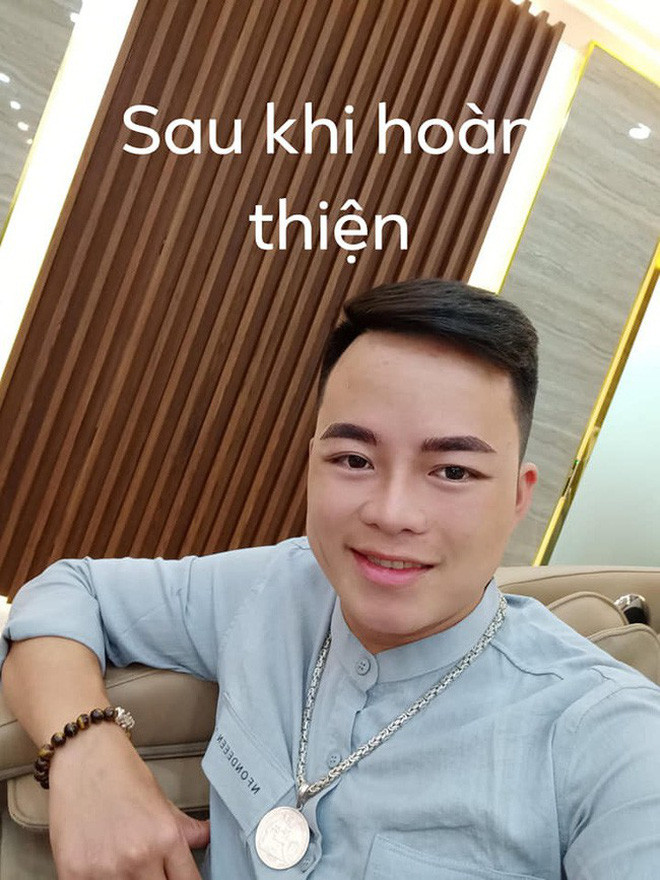 Dưới những hình ảnh được đănh tải, nhiều cư dân mạng nhận xét anh Hoa Cương có vẻ trông trẻ trung hơn, dù mới phẫu thuật nhưng các nét không bị sưng phù như lần trước