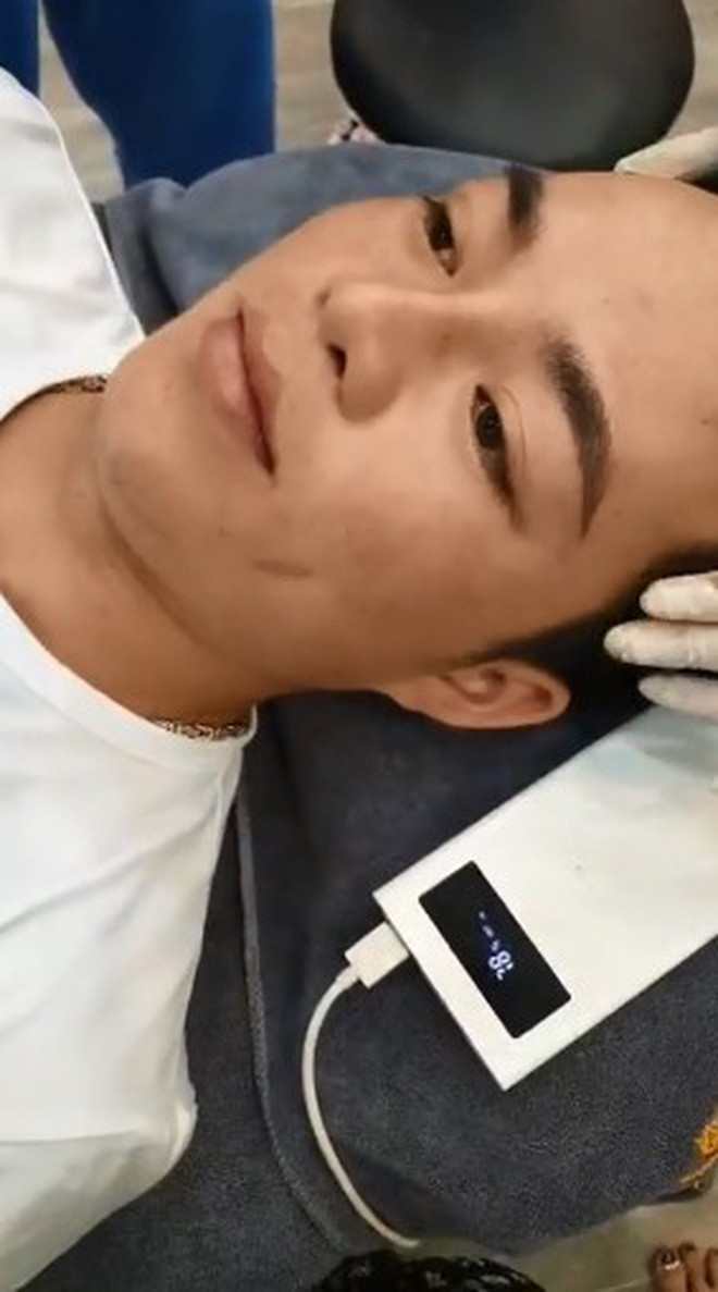 Theo 2 vợ chồng chia sẻ, anh Hoa Cương đã phẫu thuật thẩm mỹ mũi và lông mày, toàn bộ chi phí do 1 thẩm mỹ viện tài trợ.