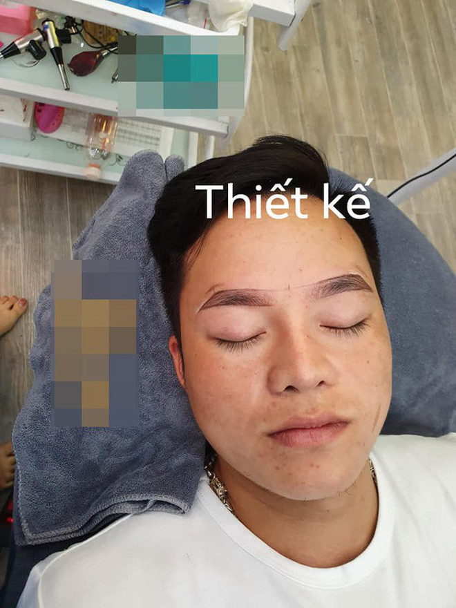 Theo hình ảnh cặp đôi đăng lên mạng có thể thấy diện mạo của anh Hoa Cương đã thay đổi đáng kể, đặc biệt là phần lông mày.